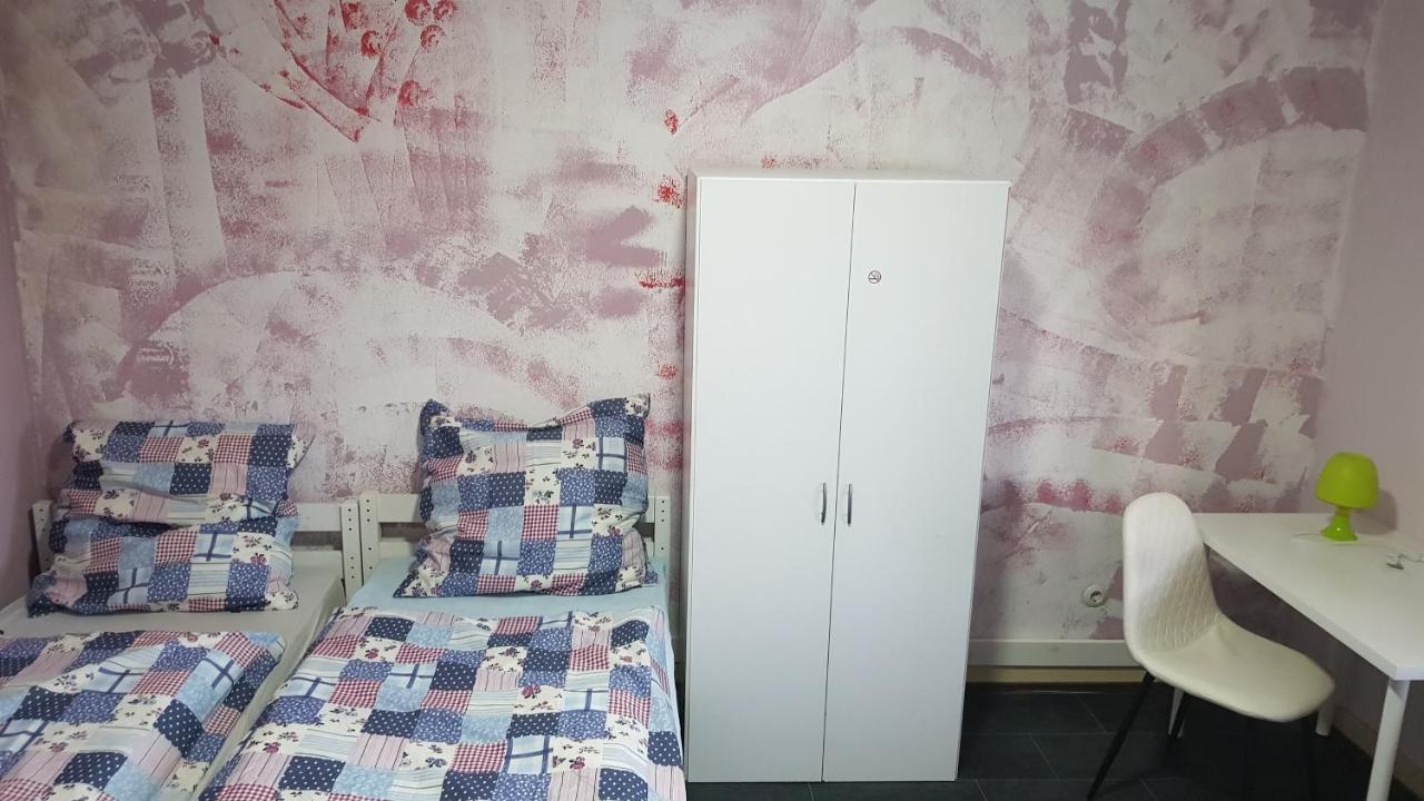 Handwerker Unterkunft Monteurzimmer Mit Gemeinschaftsbad In Brebach Saarbrücken Esterno foto
